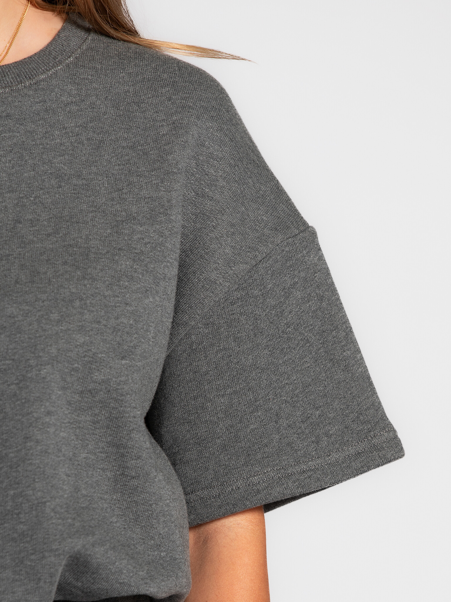 Les Soeurs Cropped Shortsleeve Sweater Lucia 3. Cropped comfort. Deze donkergrijze sweater in een balloon fit brengt volu...