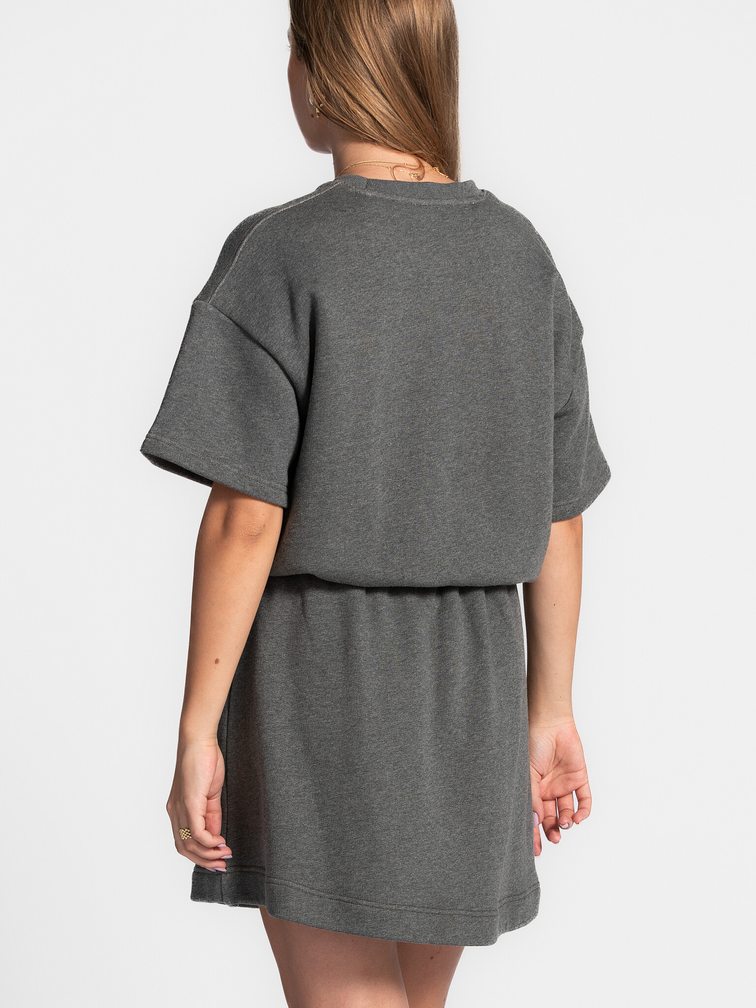 Les Soeurs Cropped Shortsleeve Sweater Lucia 6. Cropped comfort. Deze donkergrijze sweater in een balloon fit brengt volu...