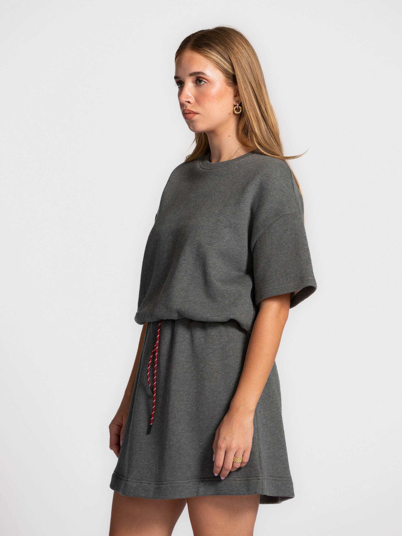 Les Soeurs Cropped Shortsleeve Sweater Lucia 4. Cropped comfort. Deze donkergrijze sweater in een balloon fit brengt volu...