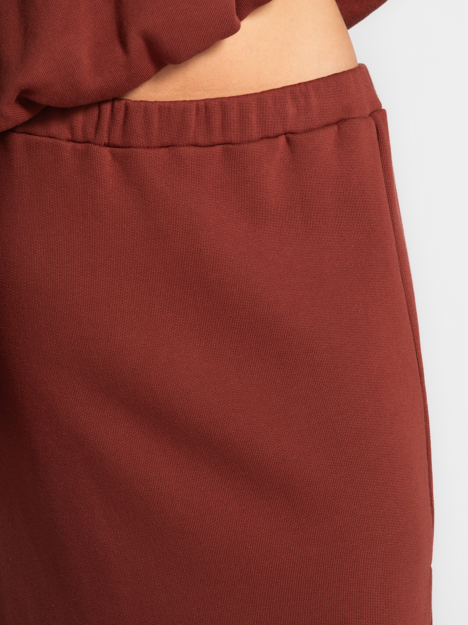Les Soeurs Midi rok van sweatstof Mika 5. Relaxed & refined. Deze bordeaux midi rok in zachte sweatstof is even comfortab...
