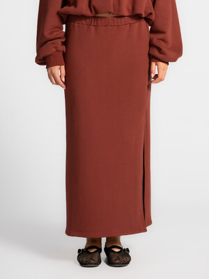 Midirok Mika. Relaxed & refined. Deze bordeaux midi rok in zachte sweatstof is even comfortabel als elegant. De relaxte p...
