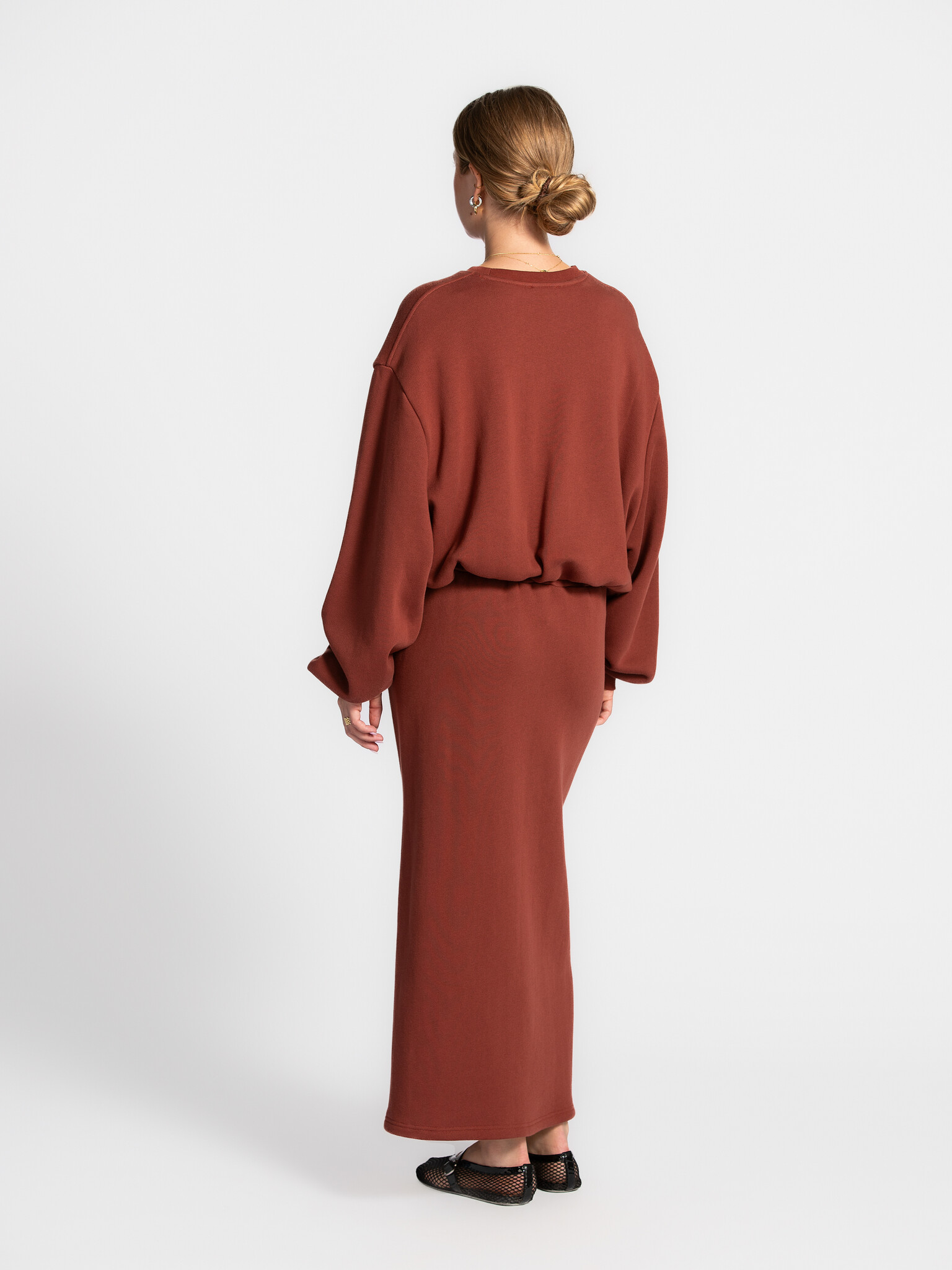 Les Soeurs Balloon sweater Metz 6. Burgundy balloon sweater with an oversized fit. Comfortable yet chic, it pairs perfect...