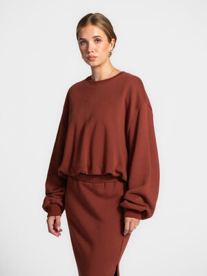 Sweater Metz. Burgundy balloon sweater with an oversized fit. Comfortable yet chic, it pairs perfectly with our Mika skir...