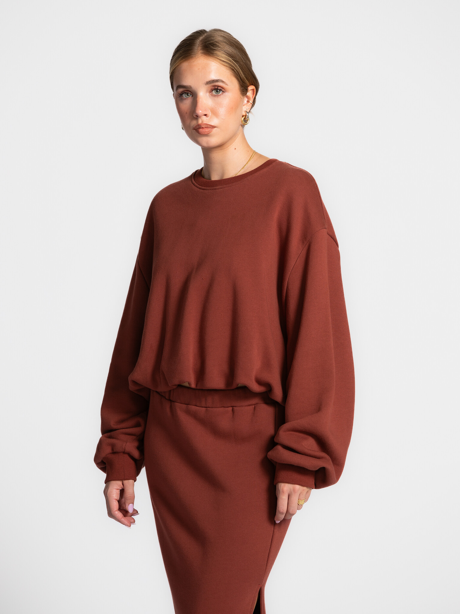 Les Soeurs Balloon sweater Metz 1. Burgundy balloon sweater with an oversized fit. Comfortable yet chic, it pairs perfect...