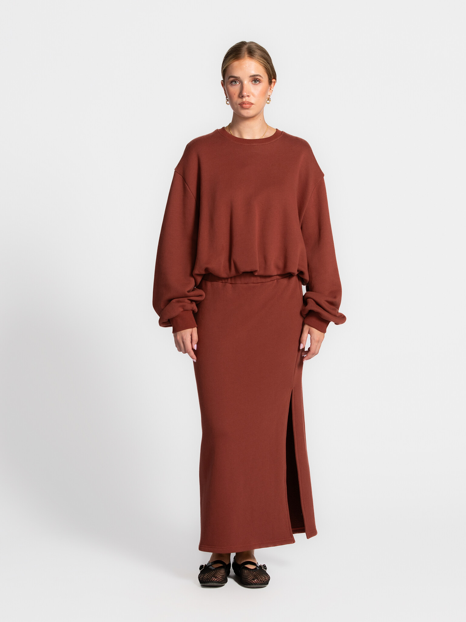Les Soeurs Balloon sweater Metz 4. Burgundy balloon sweater with an oversized fit. Comfortable yet chic, it pairs perfect...