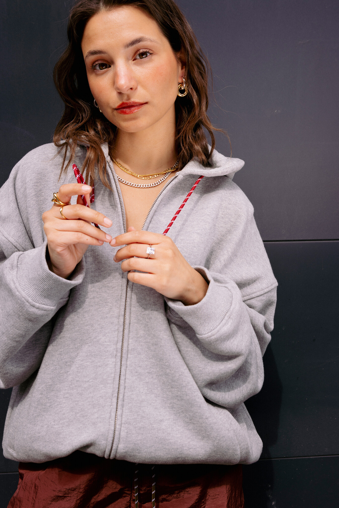 Les Soeurs Hoodie Mace 3. Comfy on the go. Deze grijze hoodie met rits en bordeauxkleurig two-tone koord is de perfecte m...