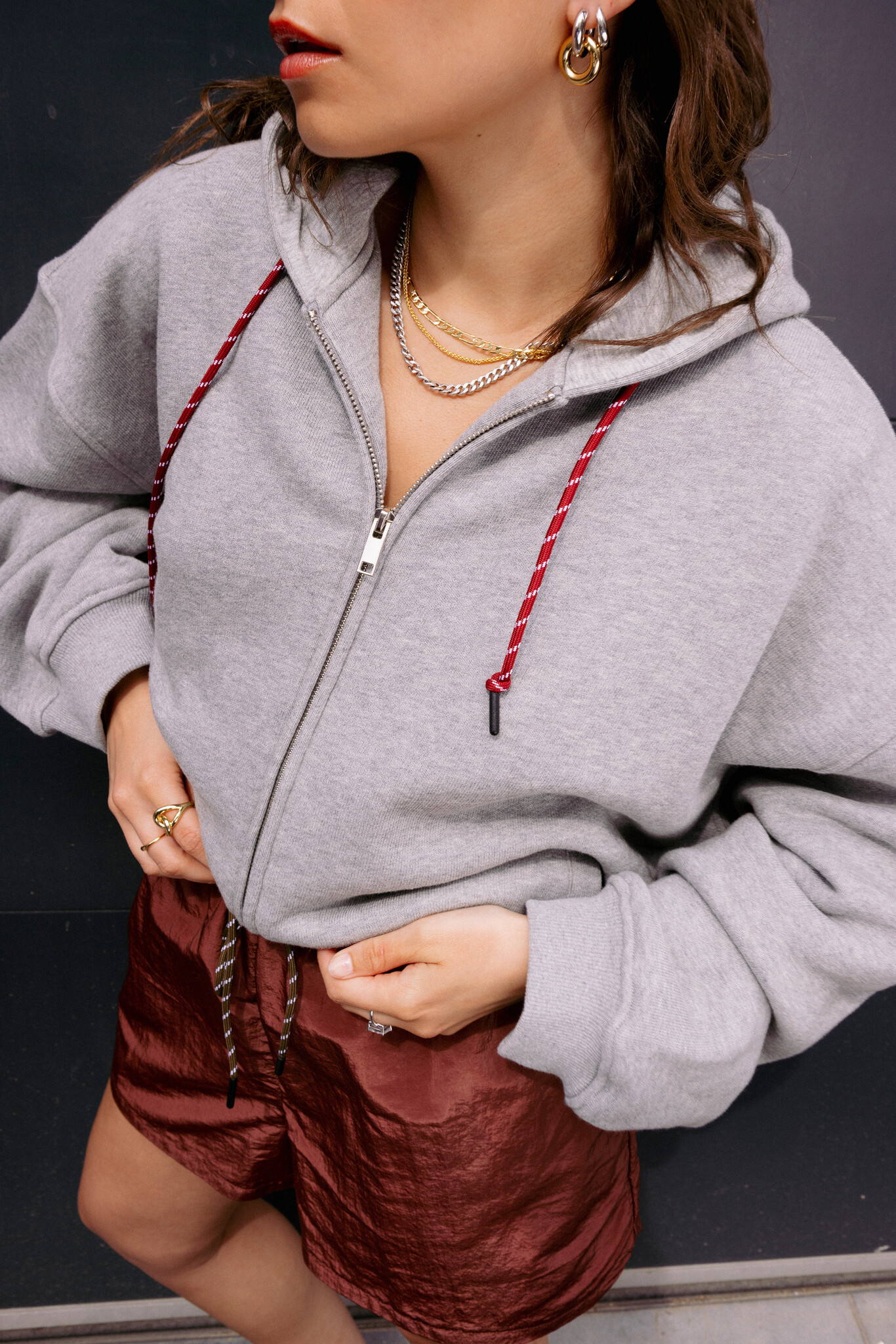 Les Soeurs Hoodie Mace 4. Comfy on the go. Deze grijze hoodie met rits en bordeauxkleurig two-tone koord is de perfecte m...