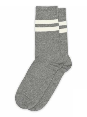 Chaussettes Tina. Ces chaussettes varsity grises apportent une touche cool instantanée à chaque tenue. Elles subliment le...