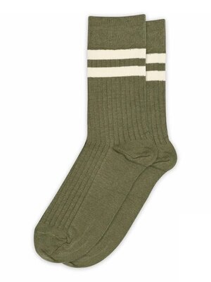 Sokken Tina. Sporty chic. Deze khaki groene sokken vinden de perfecte balans tussen sportief en elegant. De trendkleur ge...