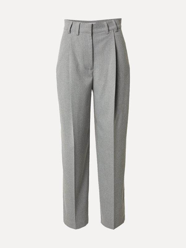 Edited Pantalon à plis Kaj 2. Ce pantalon à pinces est un classique intemporel qui mérite sa place dans toute garde-robe....