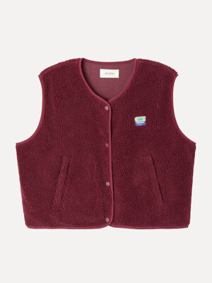Mouwloze Vest Hoktown. Berry cozy. Deze bordeaux teddyvest is de perfecte extra laag voor frisse dagen. De zachte, wollig...