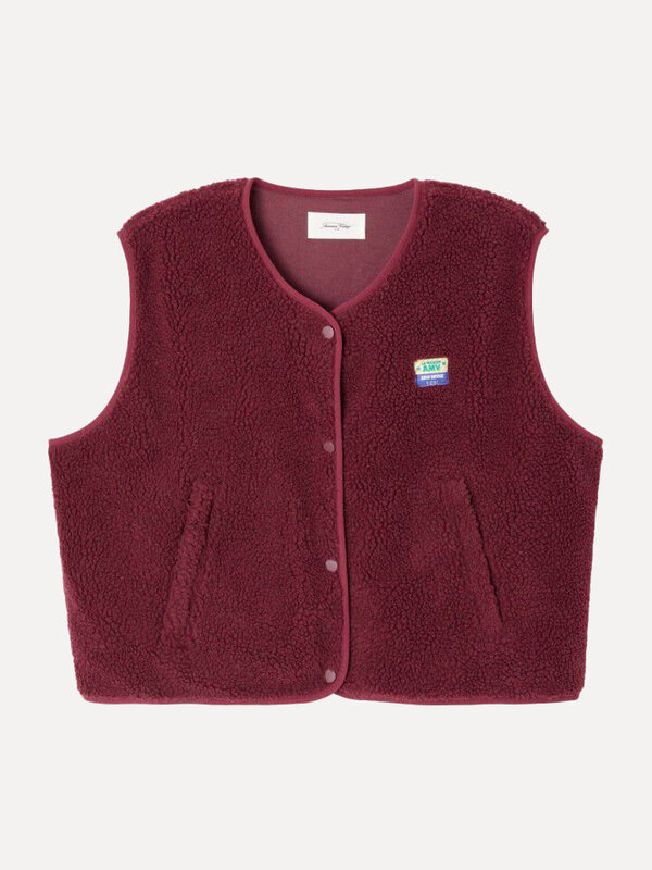 American Vintage Veste sans manches Hoktown 2. Berry cozy. Ce gilet teddy bordeaux est la couche idéale pour les journées...