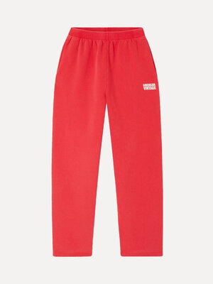 Jogging Plizzy. Bold in red. Deze rechte rode jogging combineert comfort met sporty vibes. Gemaakt van 100% zacht katoen,...