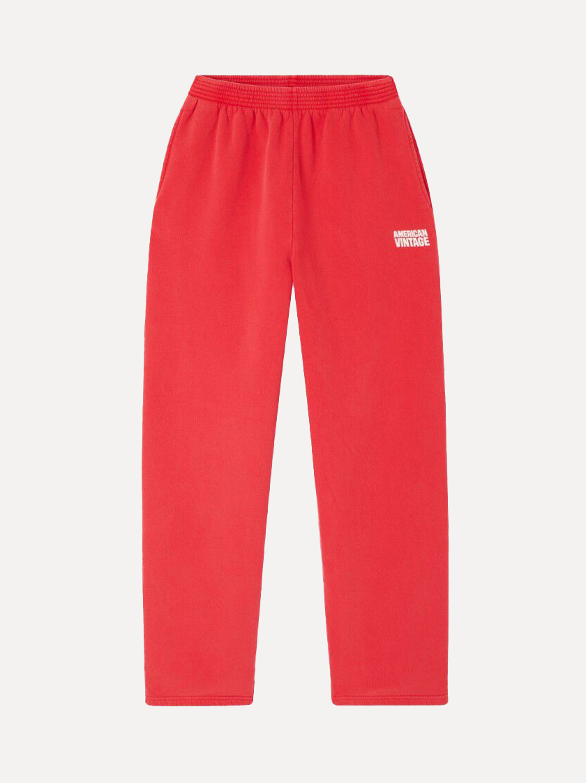 American Vintage Jogging Plizzy 2. Bold in red. Ce jogging droit rouge allie confort et sporty vibes. Confectionné en cot...