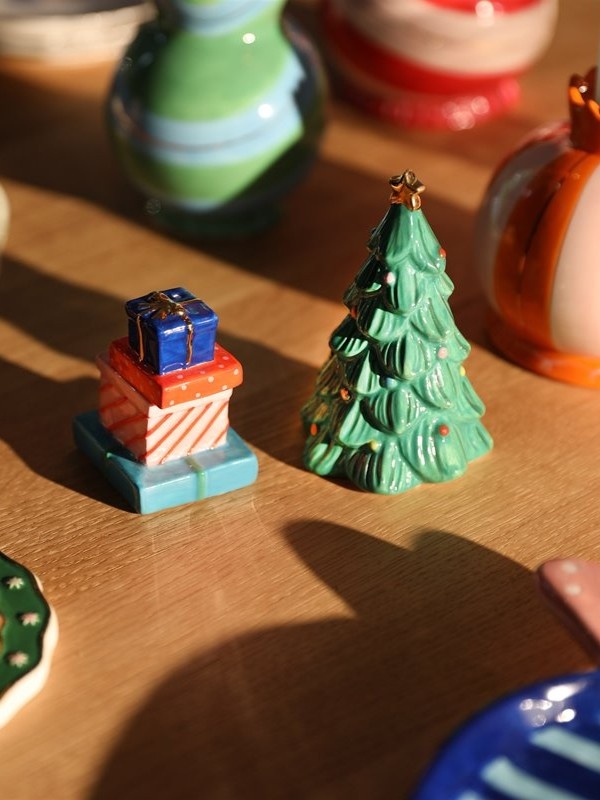 &klevering Salt & pepper shaker Merry 3. Turn your Christmas table into a festive celebration with this colorful ceramic ...