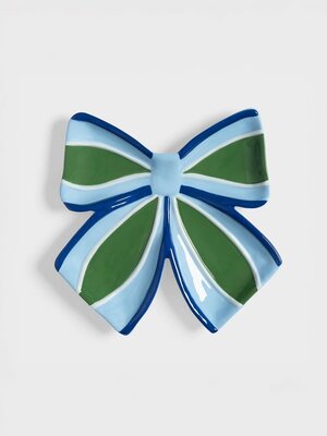 Bord Ribbon. Dit strikvormige bord brengt een speelse twist aan je tafelsetting. Gemaakt van dolomiet en handgeschilderd,...