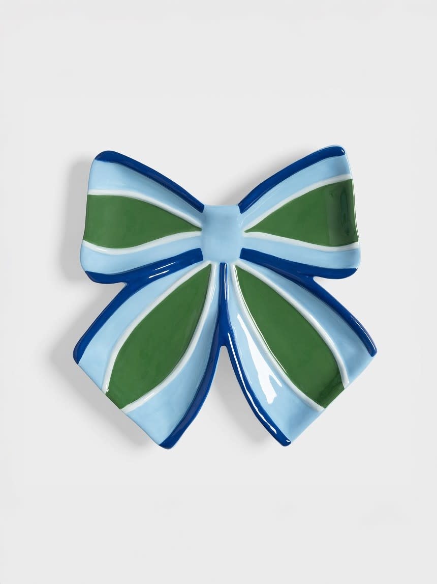 &klevering Bord Ribbon 1. Dit strikvormige bord brengt een speelse twist aan je tafelsetting. Gemaakt van dolomiet en han...