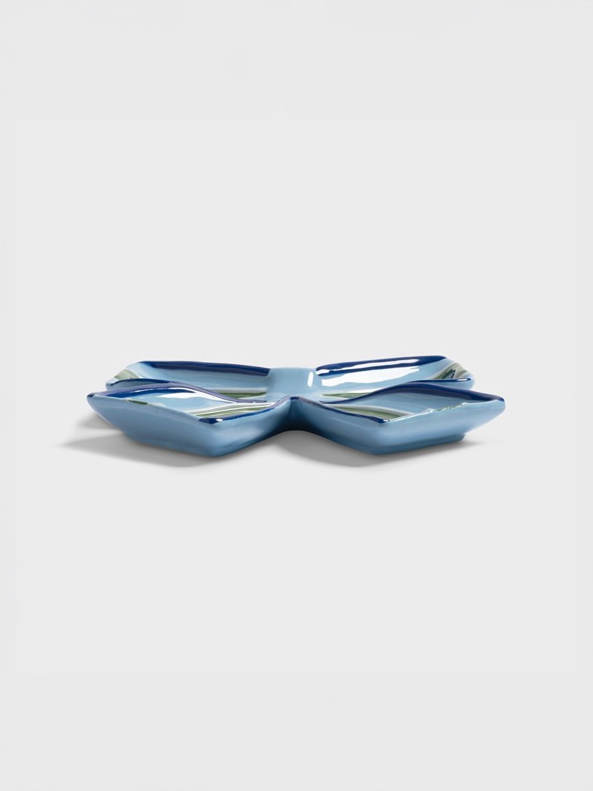 &klevering Bord Ribbon 3. Dit strikvormige bord brengt een speelse twist aan je tafelsetting. Gemaakt van dolomiet en han...