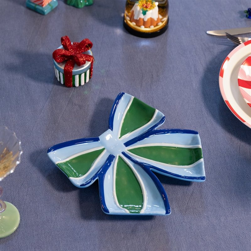 &klevering Bord Ribbon 2. Dit strikvormige bord brengt een speelse twist aan je tafelsetting. Gemaakt van dolomiet en han...
