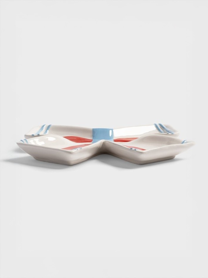 &klevering Plate Ribbon 3. This off-white bow-shaped plate adds a playful, cheerful touch to your table. Each hand-painte...
