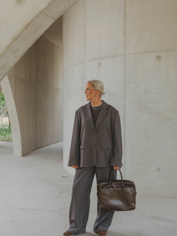 Les Soeurs Pantalon Matheo à fines rayures 8. Ce pantalon gris à fines rayures allie confort et style avec brio. Taille é...