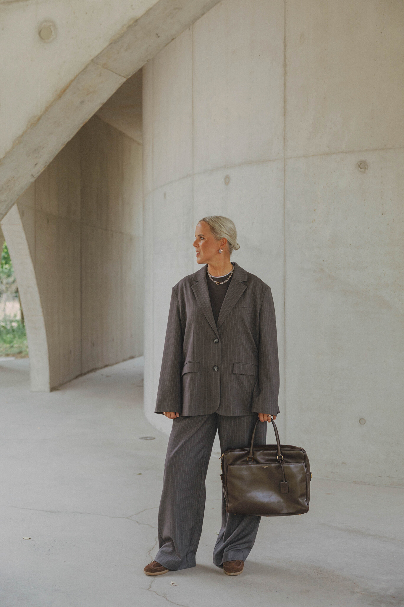 Les Soeurs Pantalon Matheo à fines rayures 8. Ce pantalon gris à fines rayures allie confort et style avec brio. Taille é...