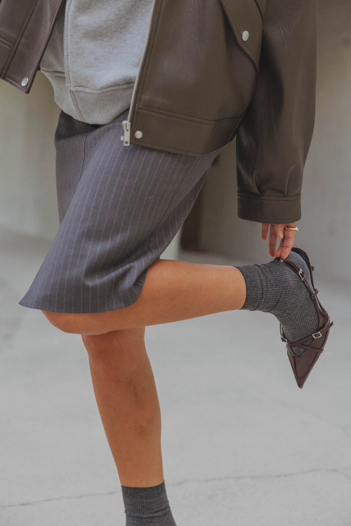Les Soeurs Krijtstreep rok Malika 8. Vintage feel, but make it fashion. Deze grijze kokerrok met krijtstreep geeft de kla...