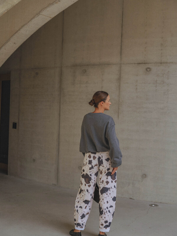 Les Soeurs Cow print jeans Chuck 8. Spotted in style. The cow print is back, straight from the runway to your wardrobe. T...