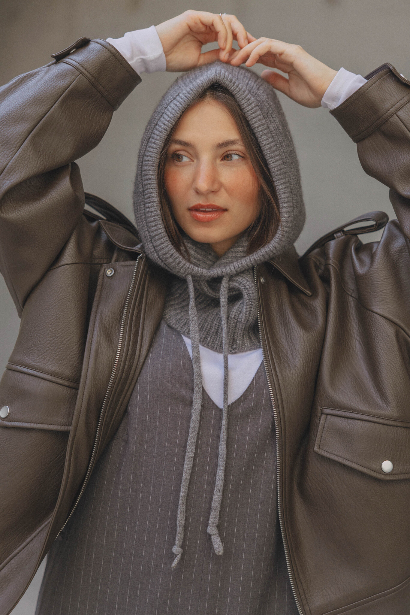 Les Soeurs Cashmere balaclava Giulia 1. Cosy & cool. Deze grijze balaclava muts is dé winter must-have. De zachte, rekbar...