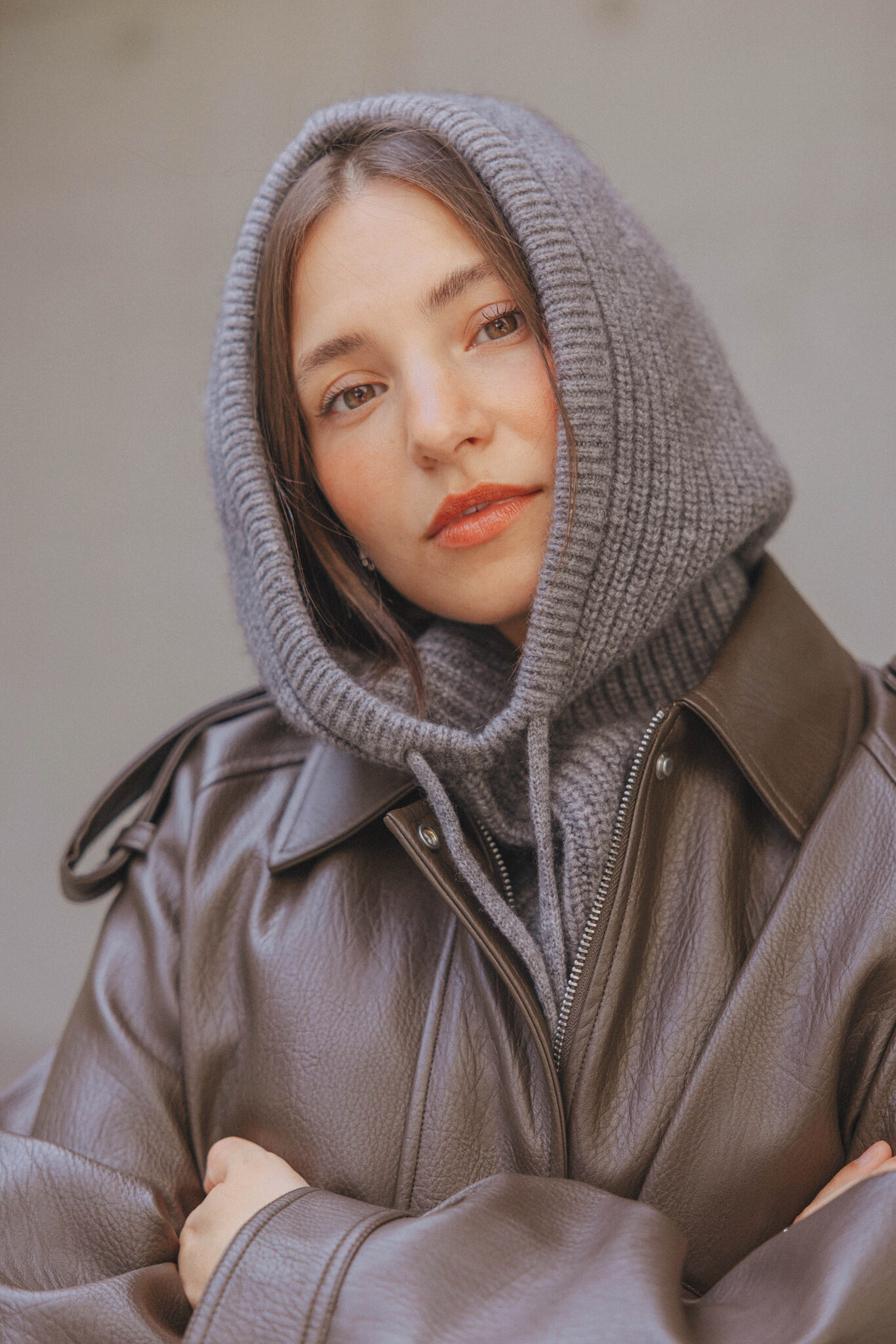 Les Soeurs Cashmere balaclava Giulia 3. Cosy & cool. Deze grijze balaclava muts is dé winter must-have. De zachte, rekbar...