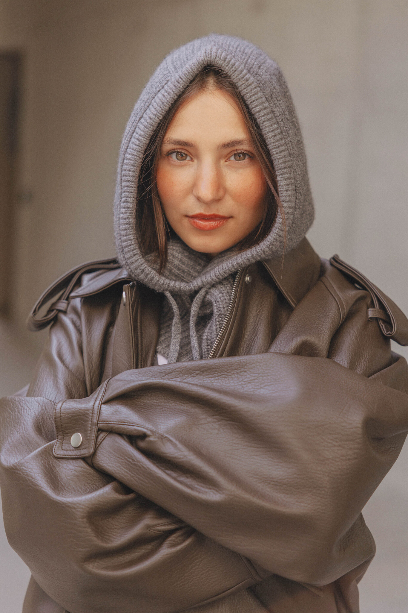 Les Soeurs Cashmere balaclava Giulia 2. Cosy & cool. Deze grijze balaclava muts is dé winter must-have. De zachte, rekbar...