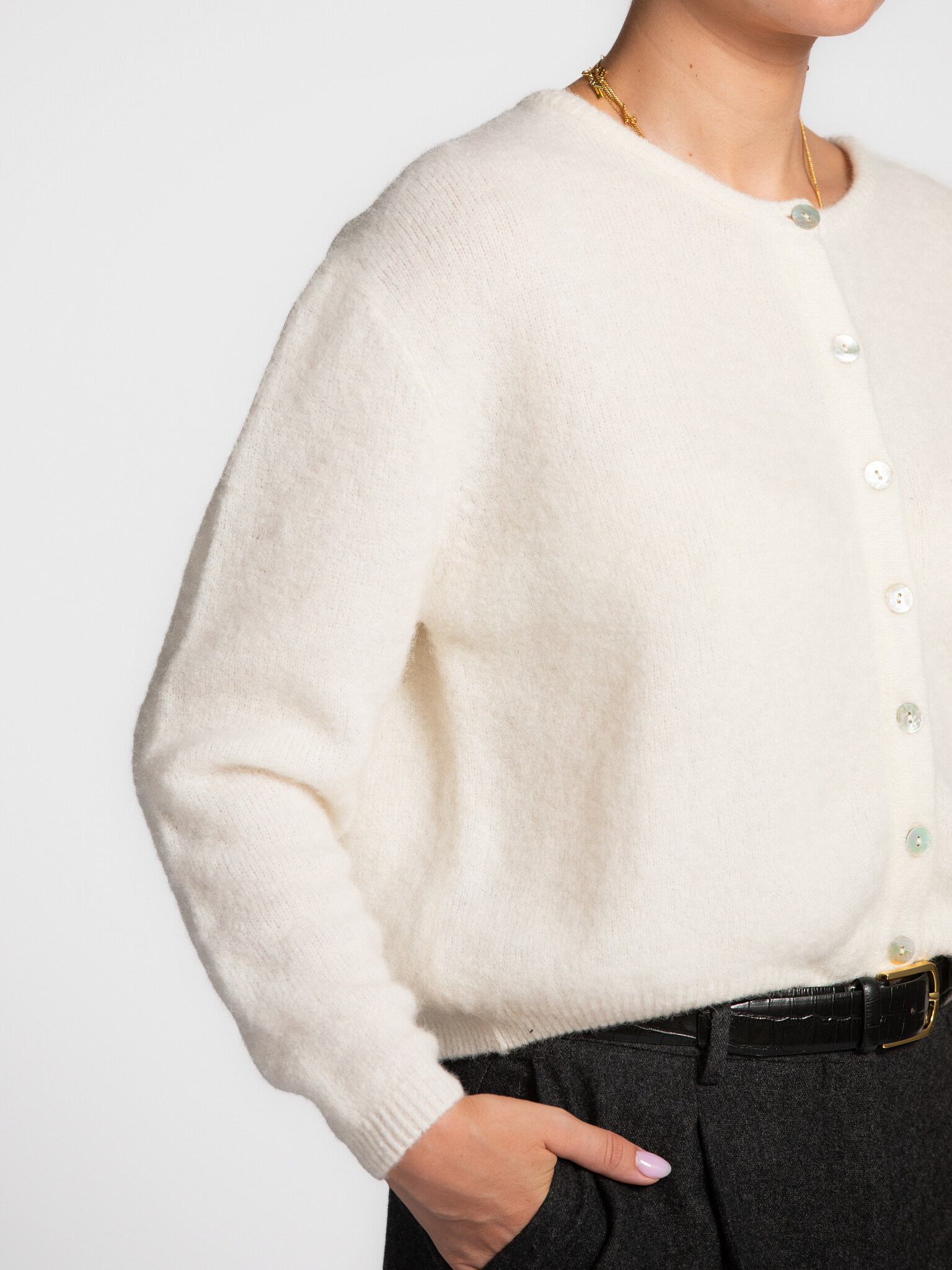 American Vintage Gebreide cardigan Vitow 3. Winter white - deze zachte alpaca cardigan van American Vintage is een tijdlo...