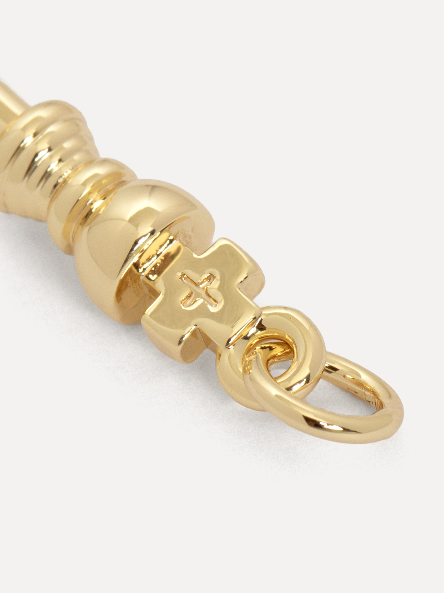 Les Soeurs Hangertje Chess King 4. A royal touch of gold. Deze gouden charm in schaakthema combineert subtiliteit met bet...
