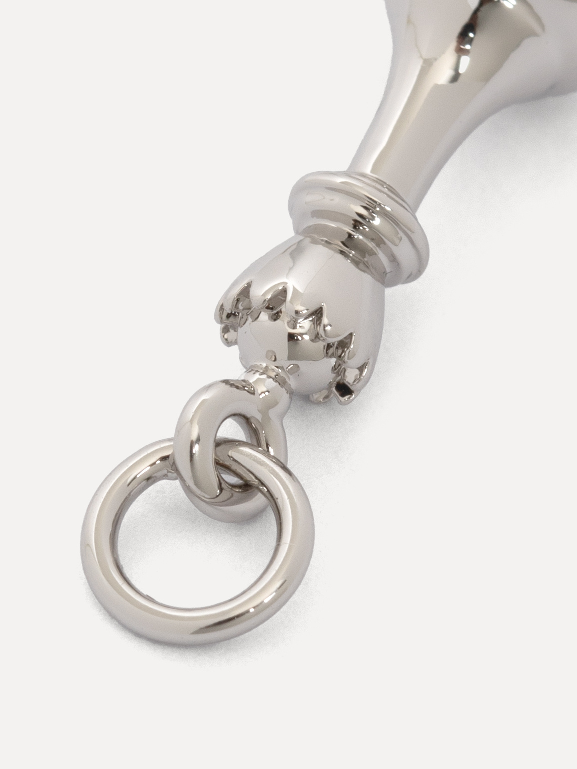 Les Soeurs Pendentif Chess Queen 4. Queen moves. Ce pendentif argenté sur le thème des échecs symbolise polyvalence, forc...