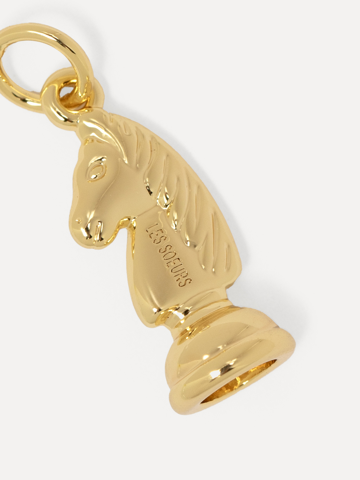 Les Soeurs Pendentif Chess Horse 2. Knight in shining charm. Ce charm chevalier sur le thème des échecs symbolise la créa...