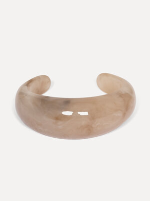 Resin bangle bracelet ronde ouvert. Ce bracelet rond en teinte taupe est le compagnon idéal à associer avec vos bangles p...