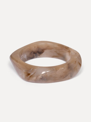 Resin bangle armband rectangle. Maak een stijlvol statement met deze taupekleurige bangle. Combineer met andere neutrale ...