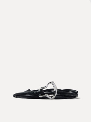 Ceinture Alma. Sublimez votre taille avec cette ceinture noire style corde en cuir d’agneau souple. Sa forme fine et élég...