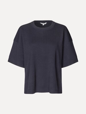 Gebreide trui Sitta. Deze donkerblauwe knitted trui met korte mouwen is een tijdloze klassieker. Elegant ton sur ton, maa...