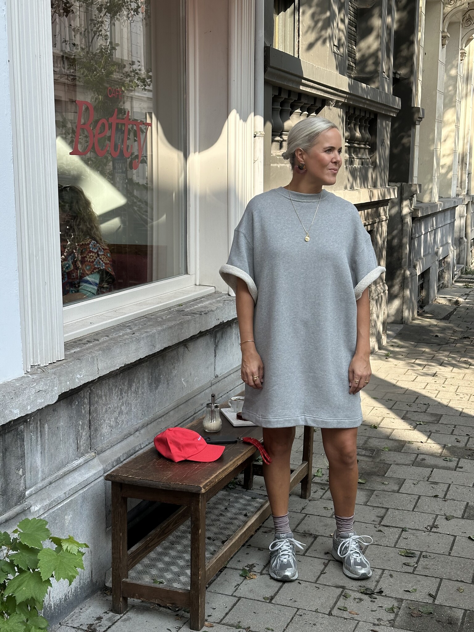 Les Soeurs Sweaterdress Mae 6. Sporty chic. This grey sweater dress proves that comfort and style go hand in hand. With i...