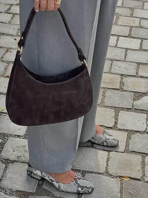 Sac à main Jerome. Un favori d’automne. Ce sac en daim brun foncé est l’indispensable de la saison. Assez spacieux pour v...