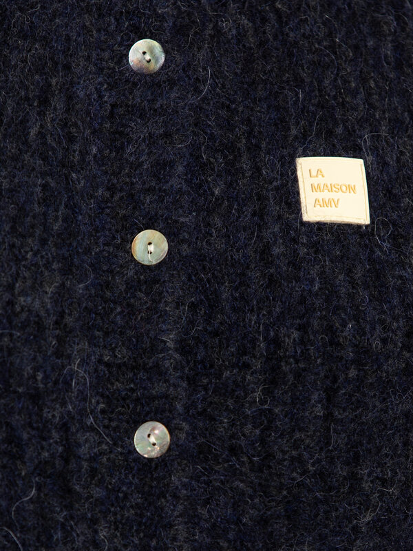 American Vintage Gebreide vest East 6. De East mouwloze knit valt op door zijn fluffy textuur en verfijnde afwerking. Geb...