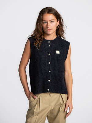 Vest East. De East mouwloze knit valt op door zijn fluffy textuur en verfijnde afwerking. Gebreid uit Italiaanse wol comb...