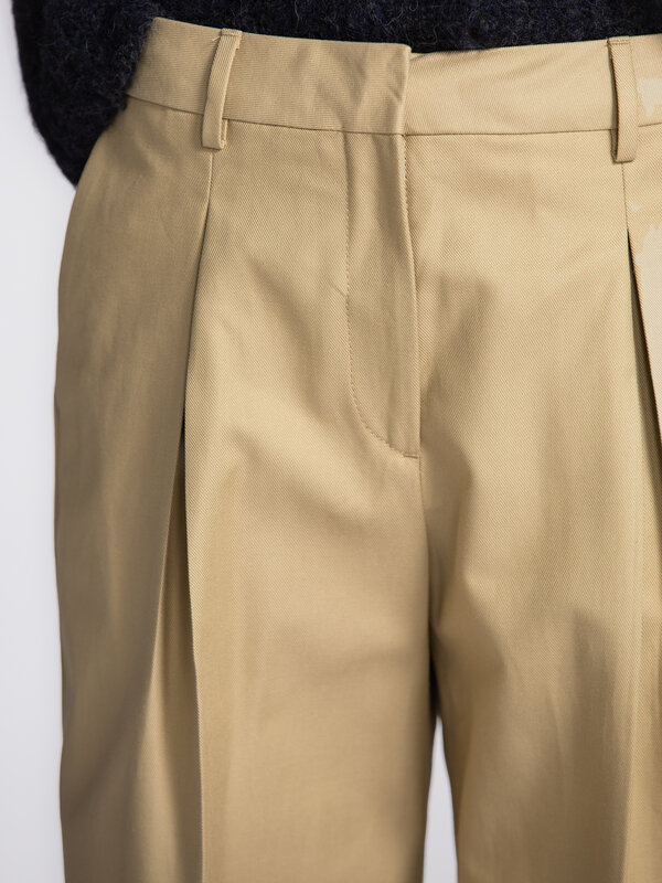 Selected Broek met bandplooien Dora 4. Comfort meets style. Deze pantalon met bandplooien heeft een verfijnde uitstraling...