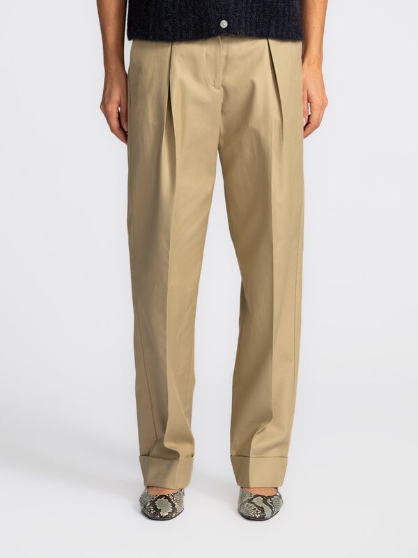 Selected Pantalon à plis Dora 1. Confort et style. Ce pantalon à plis offre une allure raffinée et une coupe confortable....