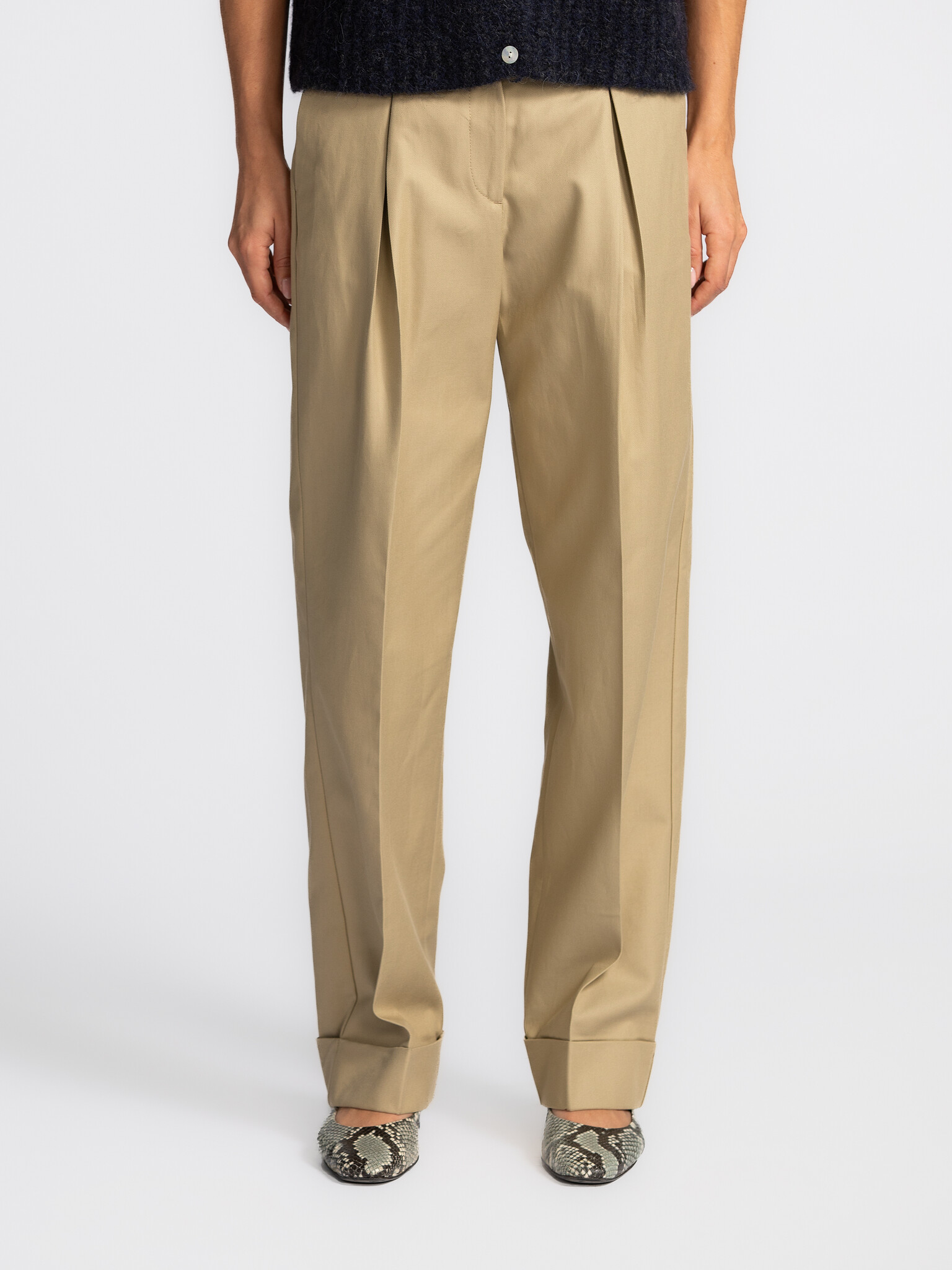 Selected Broek met bandplooien Dora 1. Comfort meets style. Deze pantalon met bandplooien heeft een verfijnde uitstraling...