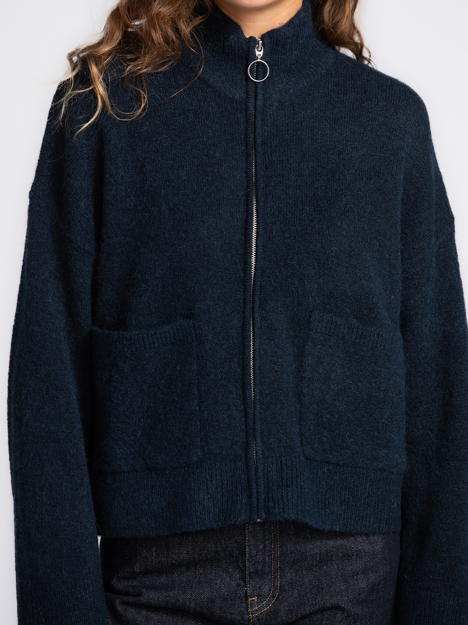 Selected Cardigan met rits Sia Ras 4. Deeply blue, deeply cozy. Deze donkerblauwe wollen knit tilt je casual looks naar e...