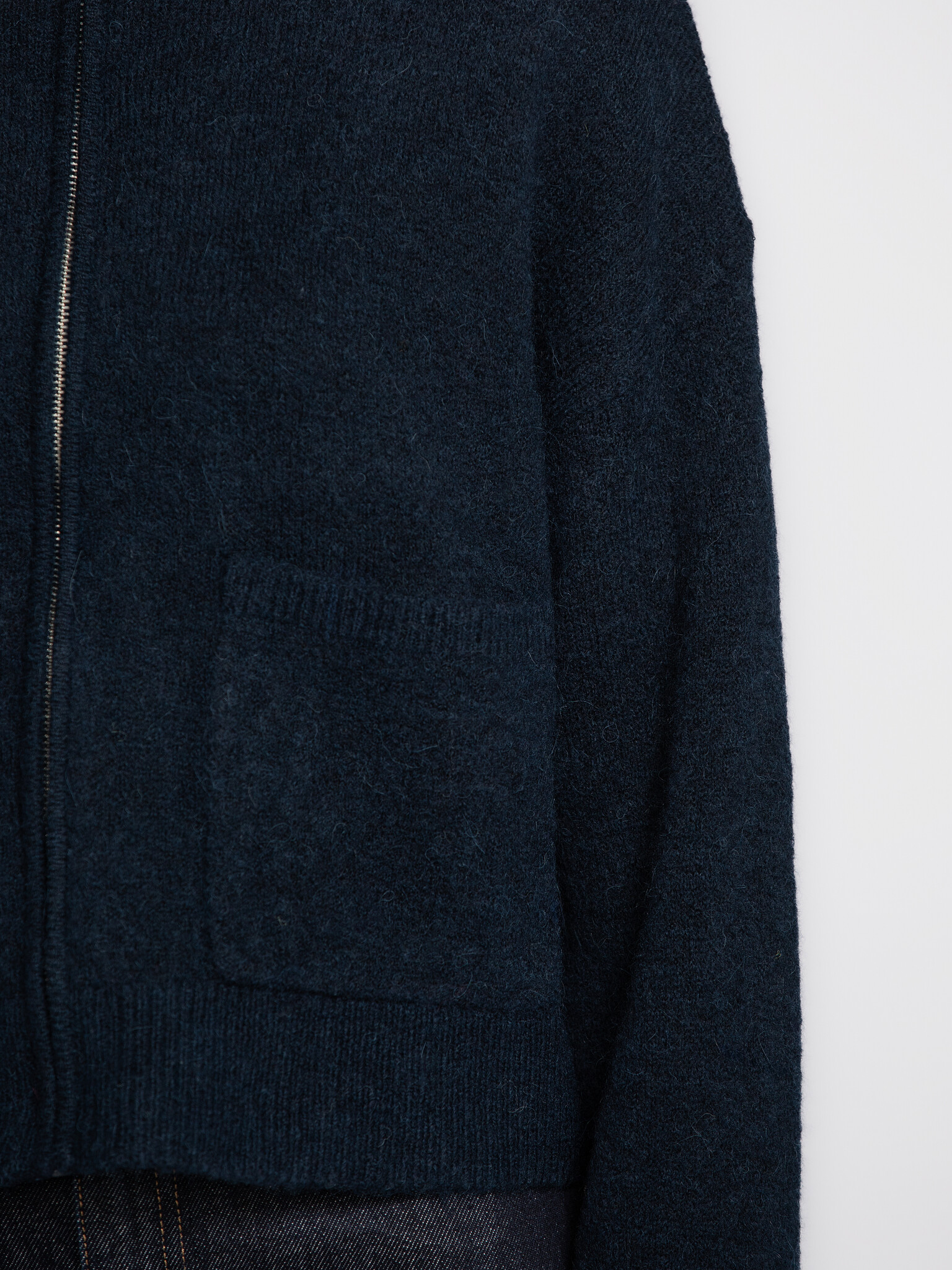 Selected Cardigan met rits Sia Ras 6. Deeply blue, deeply cozy. Deze donkerblauwe wollen knit tilt je casual looks naar e...