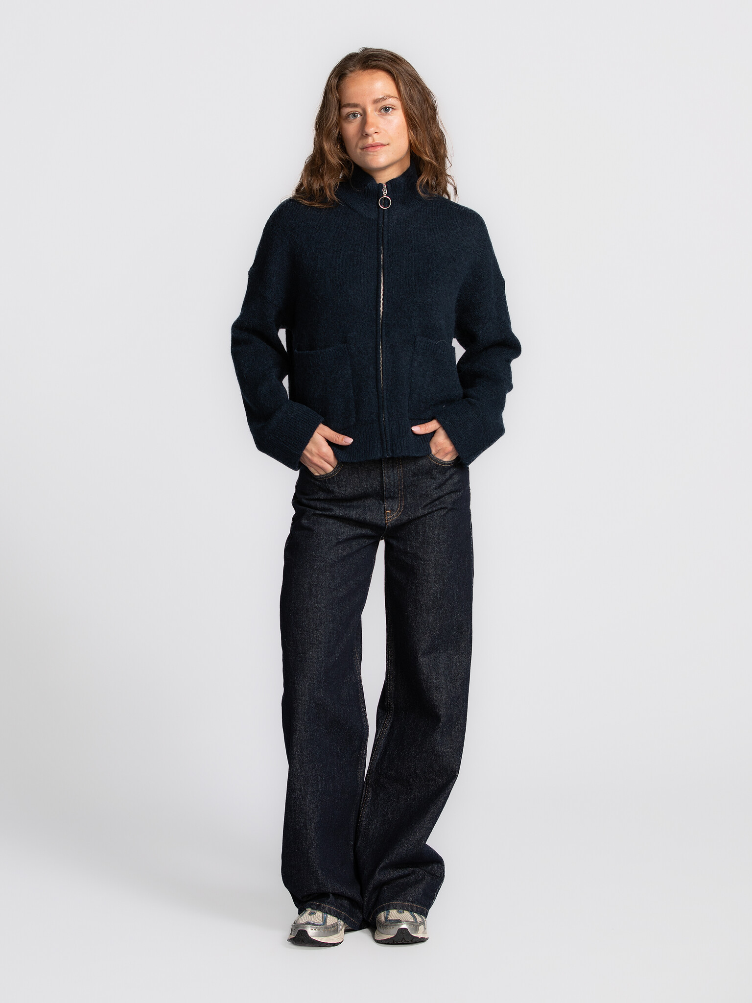 Selected Cardigan met rits Sia Ras 3. Deeply blue, deeply cozy. Deze donkerblauwe wollen knit tilt je casual looks naar e...