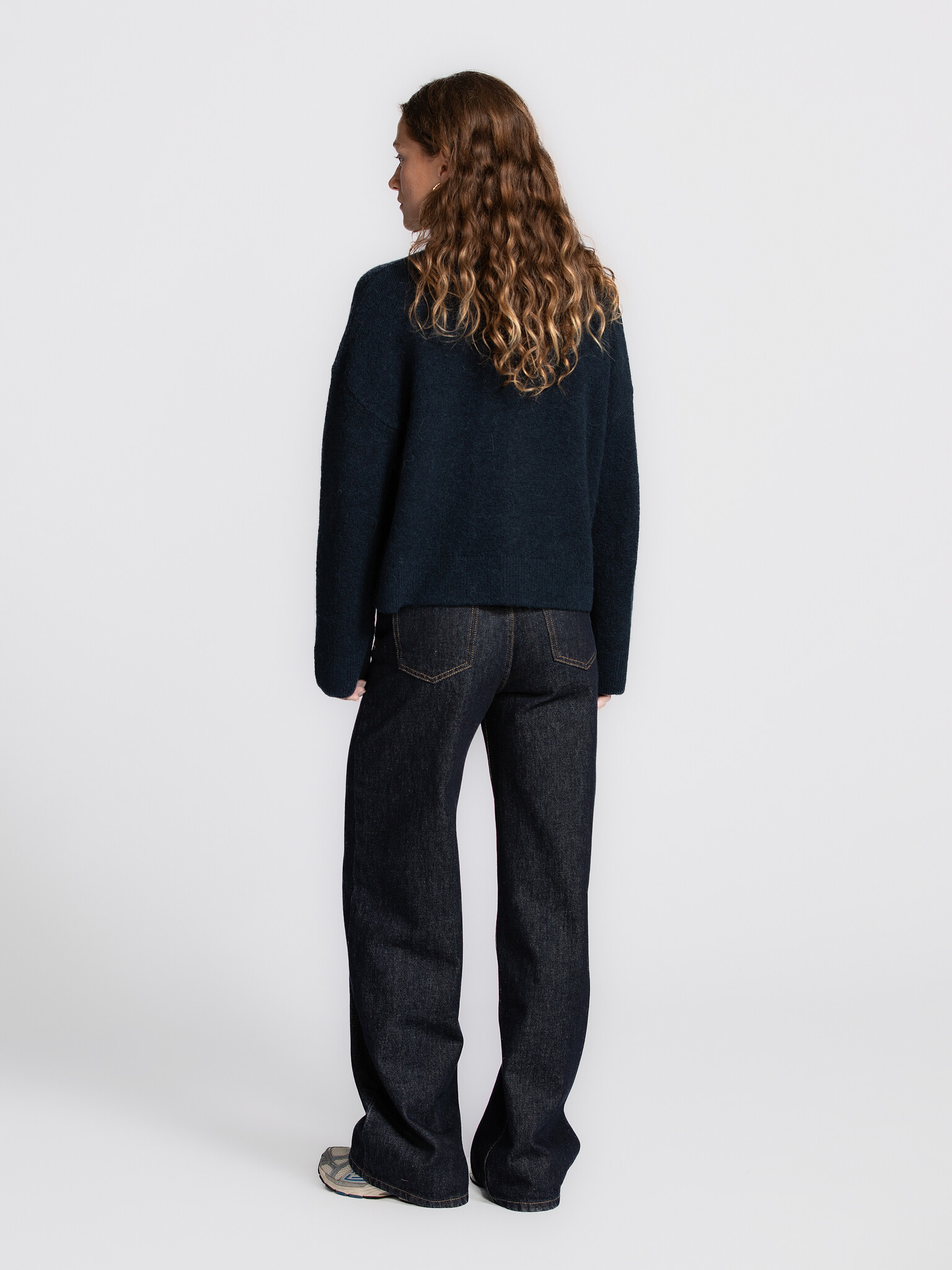 Selected Cardigan met rits Sia Ras 5. Deeply blue, deeply cozy. Deze donkerblauwe wollen knit tilt je casual looks naar e...